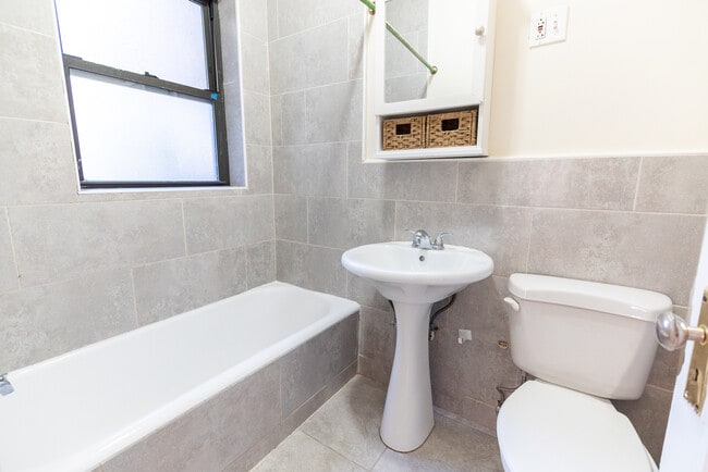 Building Photo - 6509 N Hoyne Ave