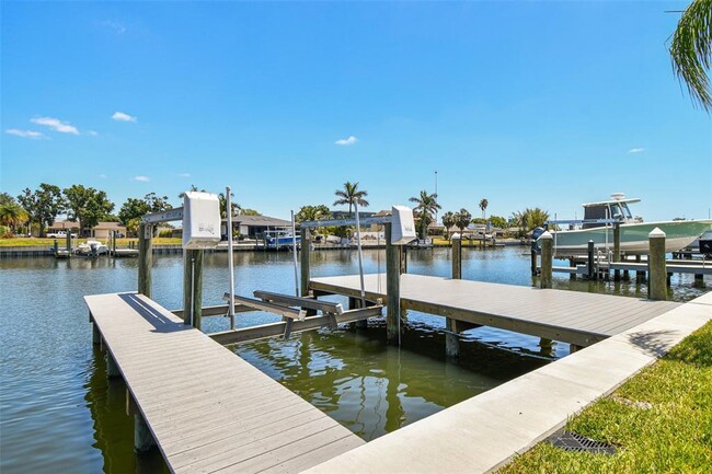Building Photo - 3913 Fontainebleau Dr