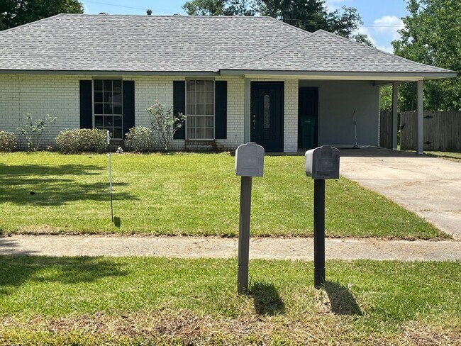 Building Photo - CHARMING 3-BEDROOM HOME FOR RENT IN ZACHARY, LA