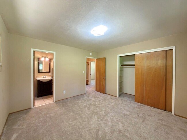 Building Photo - 275 Cold Springs Rd
