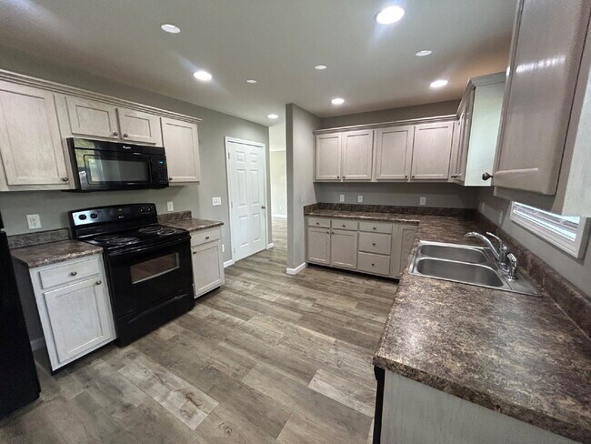 Building Photo - 2BD 2BA DUPLEX IN BAXTER