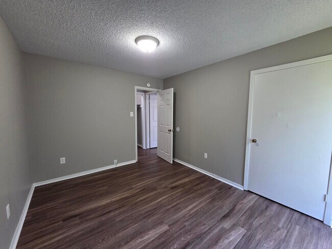 Building Photo - 6369 Golden Park Dr