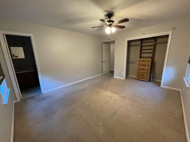 Building Photo - 4 BED / 3 BATH SINGLE FAMILY IN SALEM LAKES!