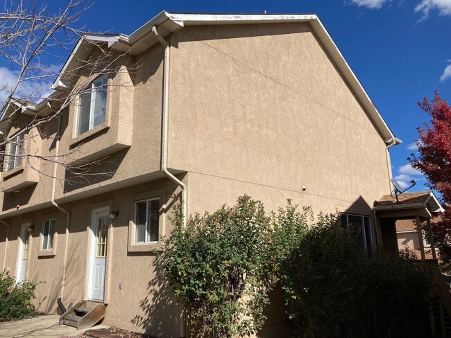 Building Photo - Corner 3 bed, 2.5 Bath Townhome in Distric...