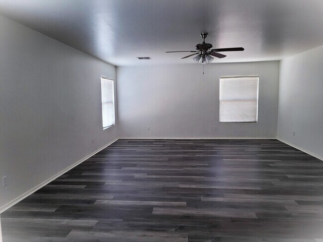 Building Photo - LARGE 5 bedroom 3 bath