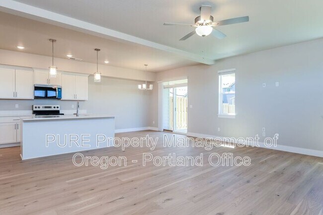 Building Photo - 504 NE Trillium Dr