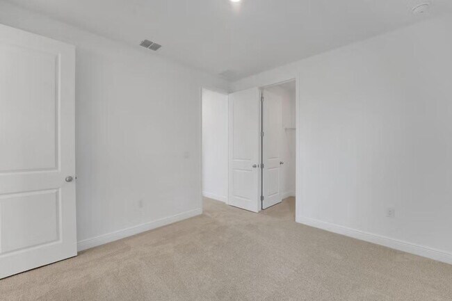 Building Photo - "Spacious 4-Bedroom Gem with 3 Full Baths in Charming Winter Garden!"