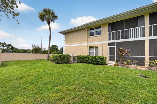 Building Photo - 1536 SE Royal Green Cir