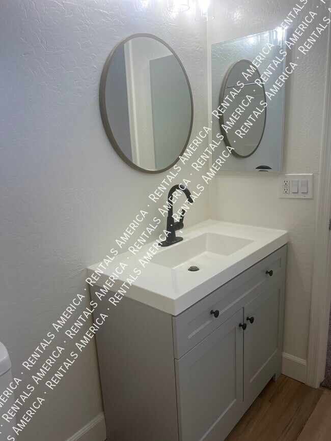 Building Photo - 3682 N French Pl