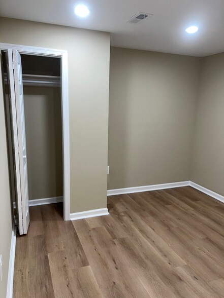 Building Photo - 20 Aster Ln