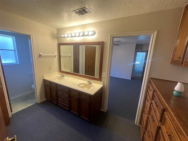Building Photo - 302 Yorkshire Ct