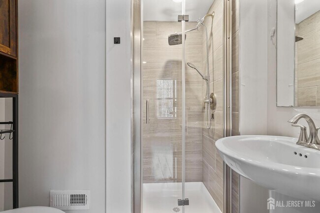 Building Photo - 1901 Swales Ct