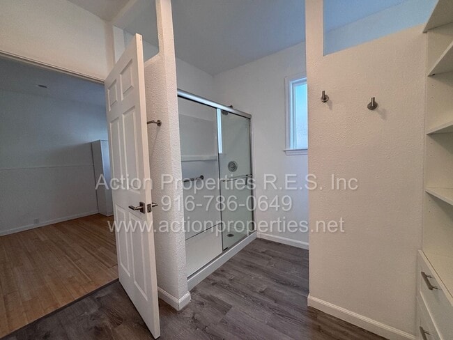 Building Photo - Downtown Roseville - 2 Bed, 1 Bath - Single Level Bungalow - Landscaping, Internet, and Utilities...