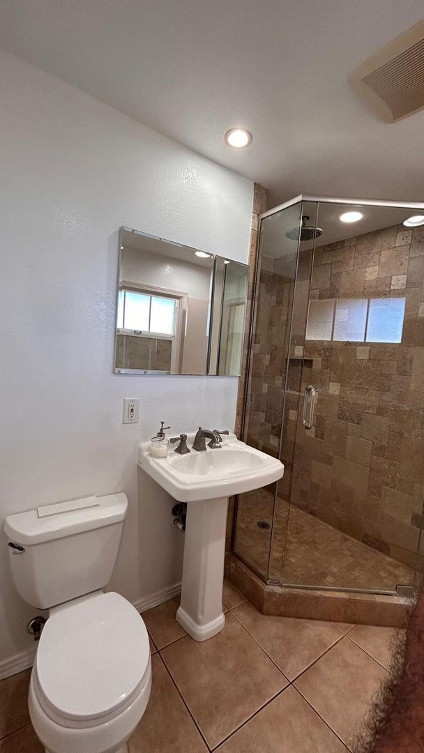 Building Photo - Beautiful and Spacious 3 Bedroom, 2 Bath Home! $3,800 Move In Ready!