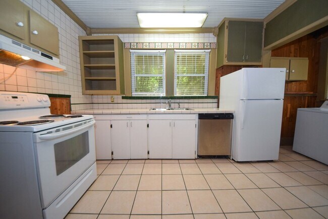 Building Photo - Great 3 bed, 1 bath near University of Mem...