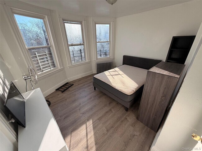 Building Photo - 13 Cedar St