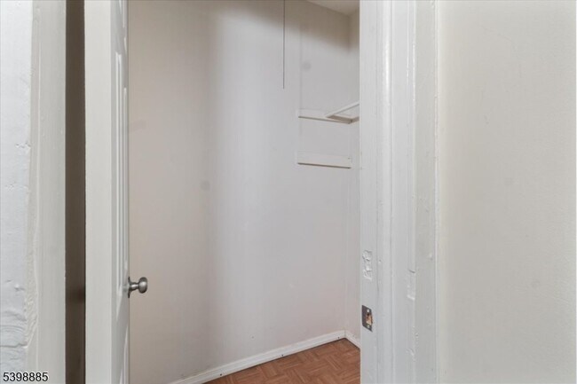 Building Photo - 422 Jelliff Ave