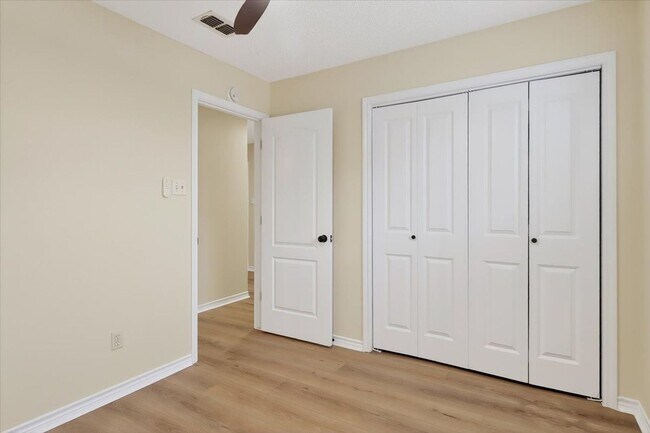 Building Photo - 4453 Lake George Dr