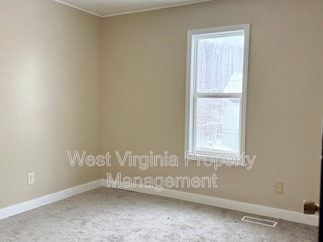 Building Photo - 172 Sullivan Rd