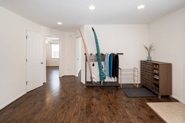 Building Photo - Immaculate 3 bedroom 2 bath bungalow at Oc...