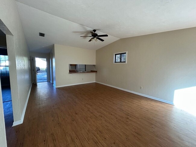 Building Photo - Spacious 2 bedroom! BRAND NEW PAINT AND FLOORING