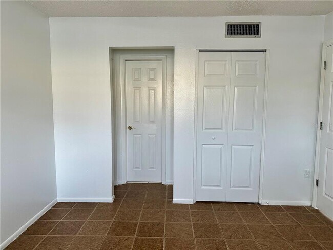 Building Photo - 946 N Lake Destiny Rd