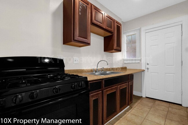 Building Photo - 1656 E Sycamore St