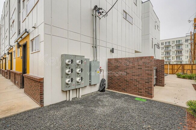 Building Photo - 2208 S Albion St