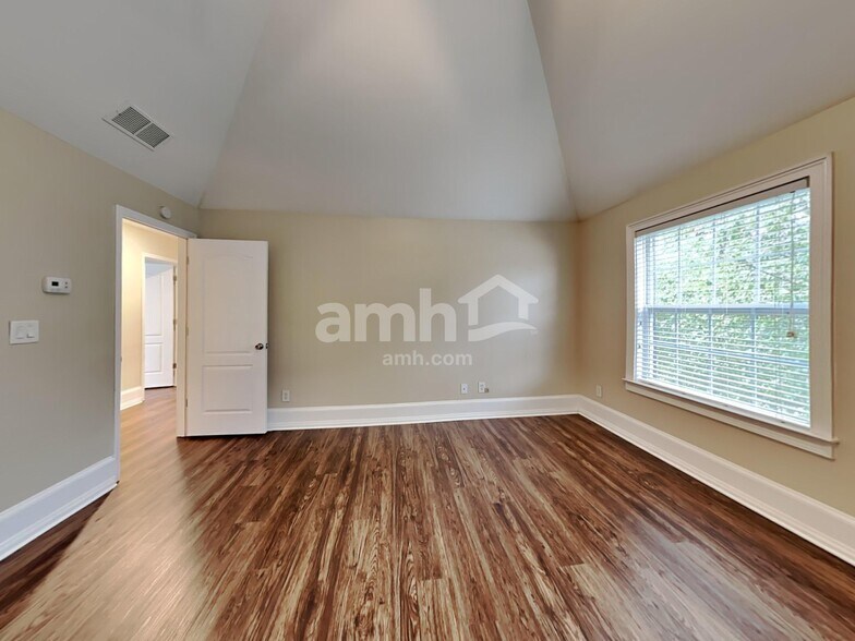 Building Photo - 402 Grandiflora Dr