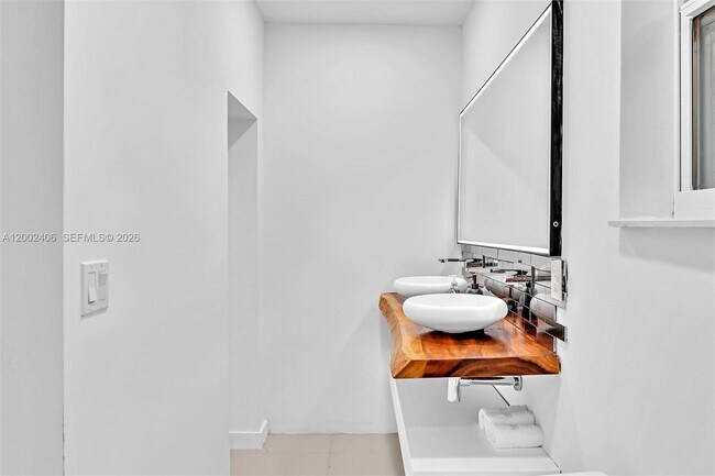 Building Photo - 1002 10th St