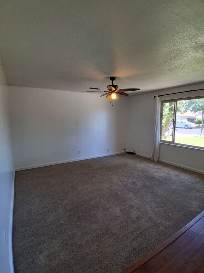 Building Photo - Updated Single-Story 3BR Home with Spacious Living Areas & Convenient Location!