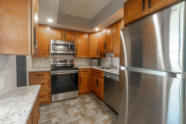 Building Photo - 3200 N Palm Aire Dr