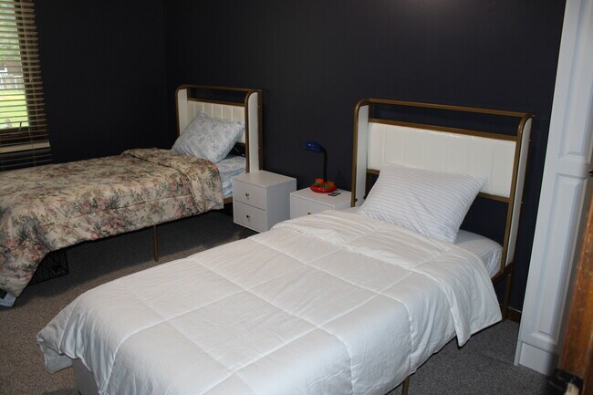 Main Level Twin Bedroom - 2115 Pineshore Ct