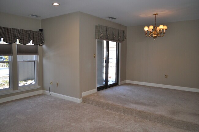 Building Photo - 8 Willow Ln