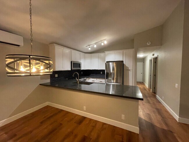 Building Photo - Conveniently Located Single Level Soda Cre...