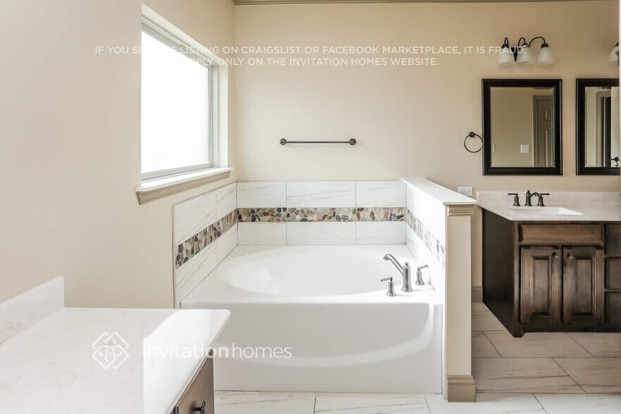 Building Photo - 405 E Aimee St