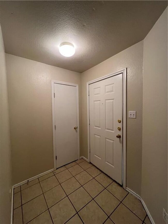 Building Photo - 1033 Christopher Ave