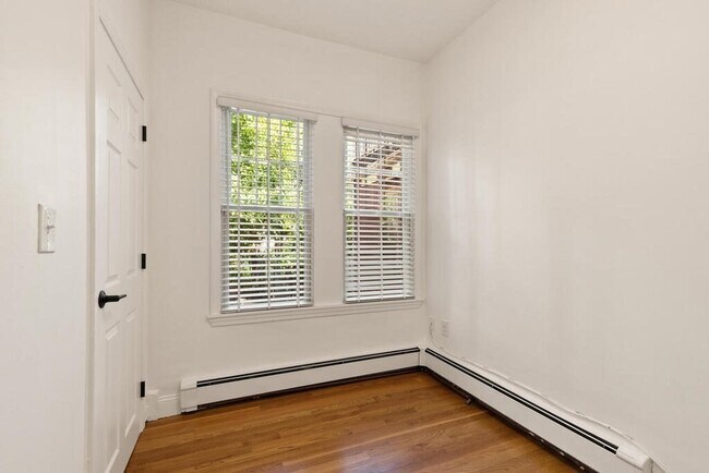 Building Photo - 166 Brooks St