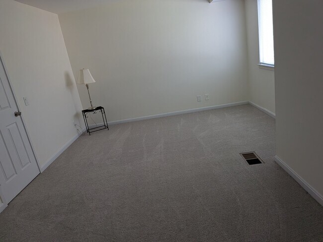 Building Photo - 2494 Glengyle Dr