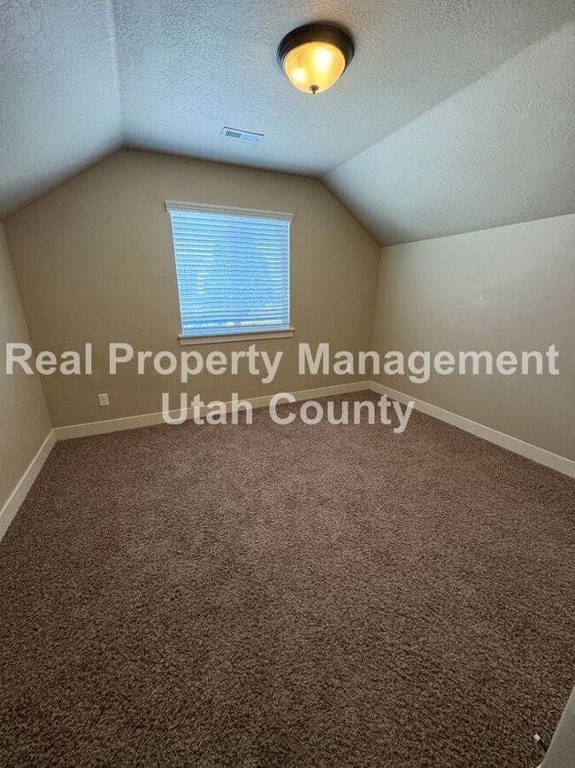 Building Photo - 2083 N Raspberry Dr