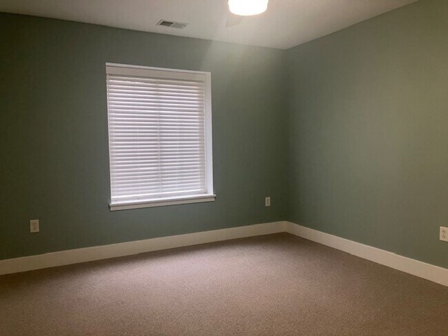 Building Photo - Behrell Condo