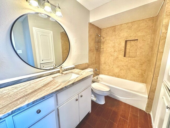 Building Photo - Beautiful Home right next to Hobby Lobby and Remington Park! Self Showing