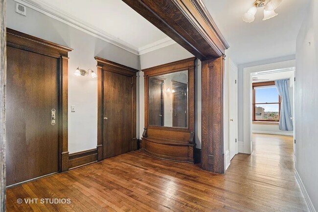 Building Photo - 559 W Surf St