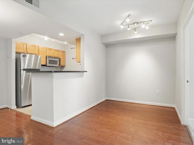 Building Photo - 880 N Pollard St