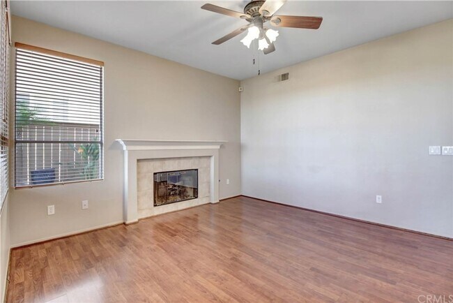 Building Photo - View Home 3 Bedrooms Plus