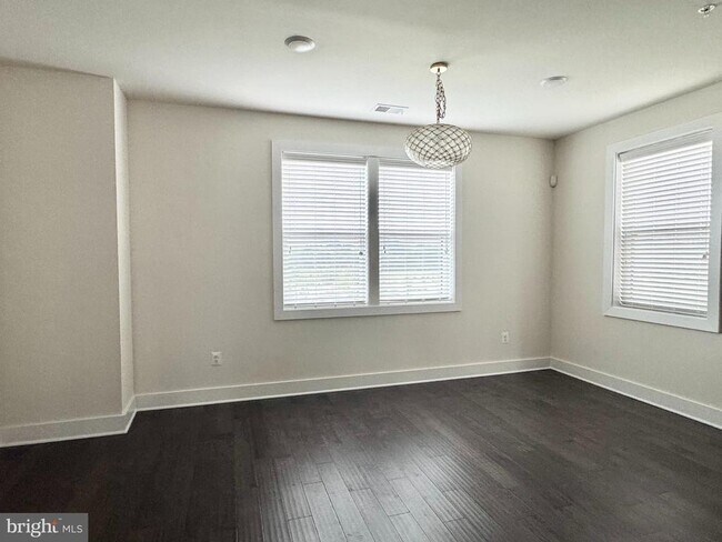 Building Photo - 44858 Tiverton Sq