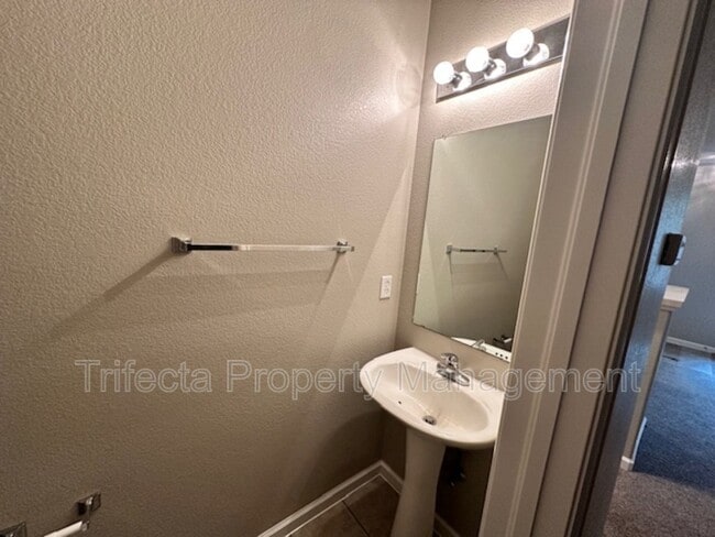 Building Photo - 2845 Willow Tree Ln
