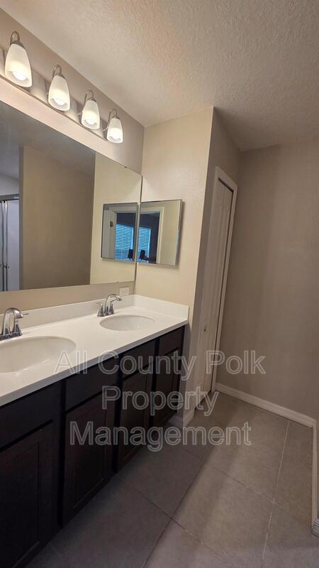 Building Photo - 3867 Hampstead Ln