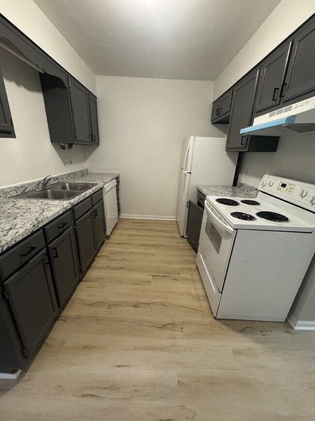 Building Photo - Newly remodeled townhome