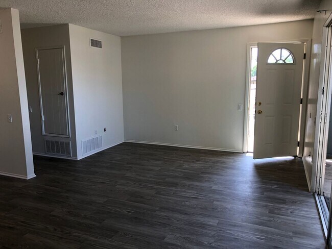 Building Photo - 2229 Franzen Ave